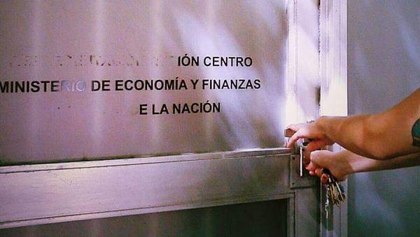 La puerta de la delegación local del Afsca amaneció con la cerradura cambiada