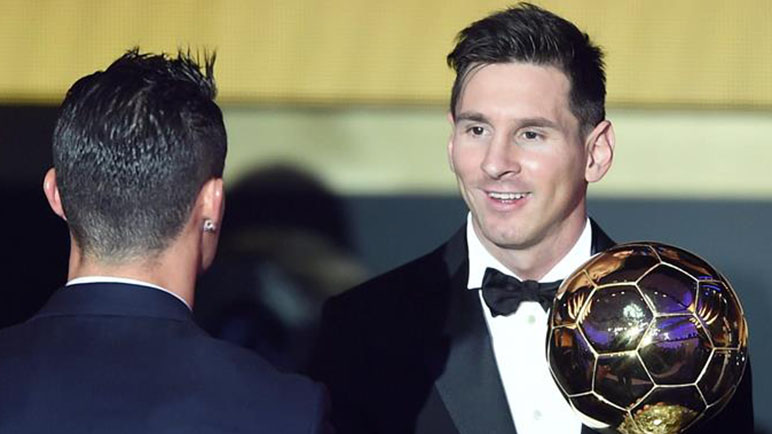 Messi juntó cinco balones de oro. Lo saluda Cristiano.