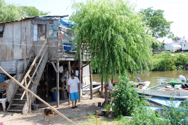El agua amenaza con desalojar a 30 familias que habitan en la ribera.