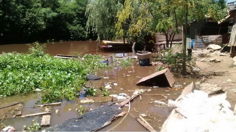 El agua amenaza con desalojar a 30 familias que habitan en la ribera.
