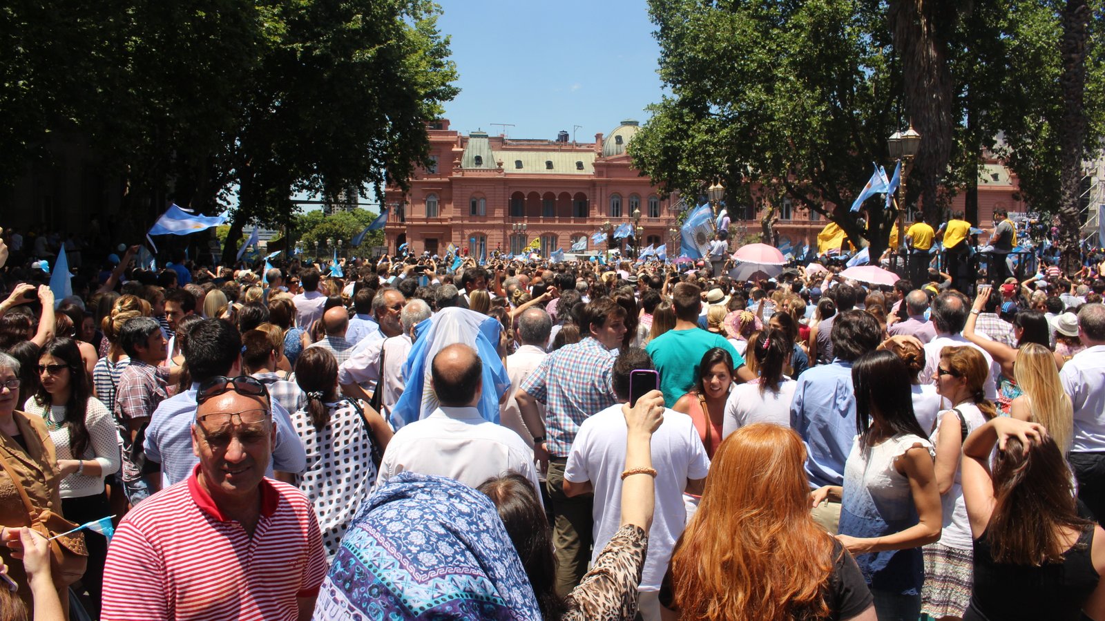 Miles de personas se hicieron presentes frente a la Casa Rosada.