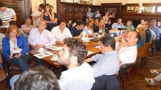 Los concejales escucharon y preguntaron a la secretaria de Hacienda.