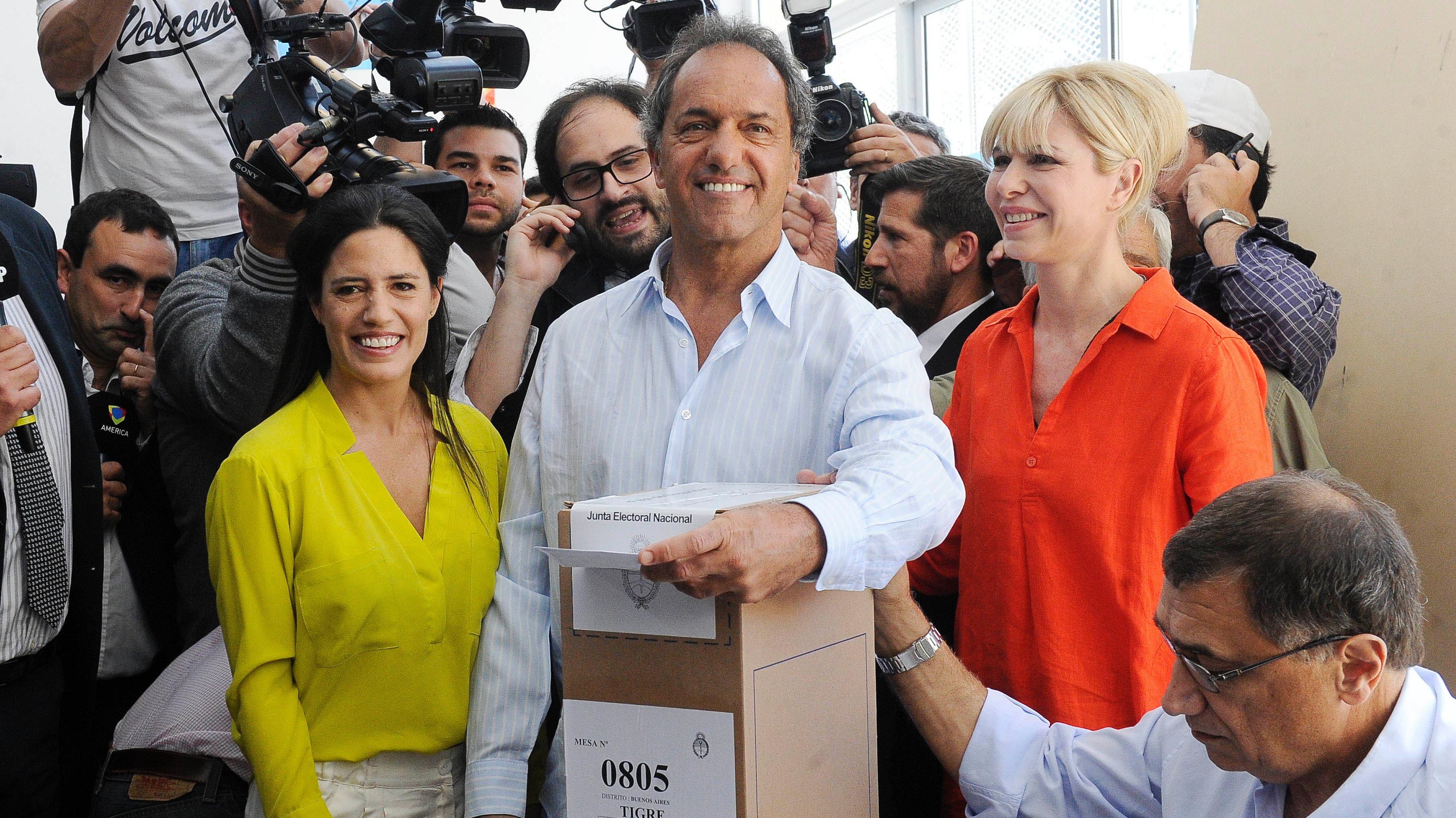 Scioli sufragó en compañía de su familia. (Foto: Télam)