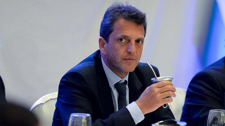 ¿A quién apoya? Massa se la juega pero a medias.
