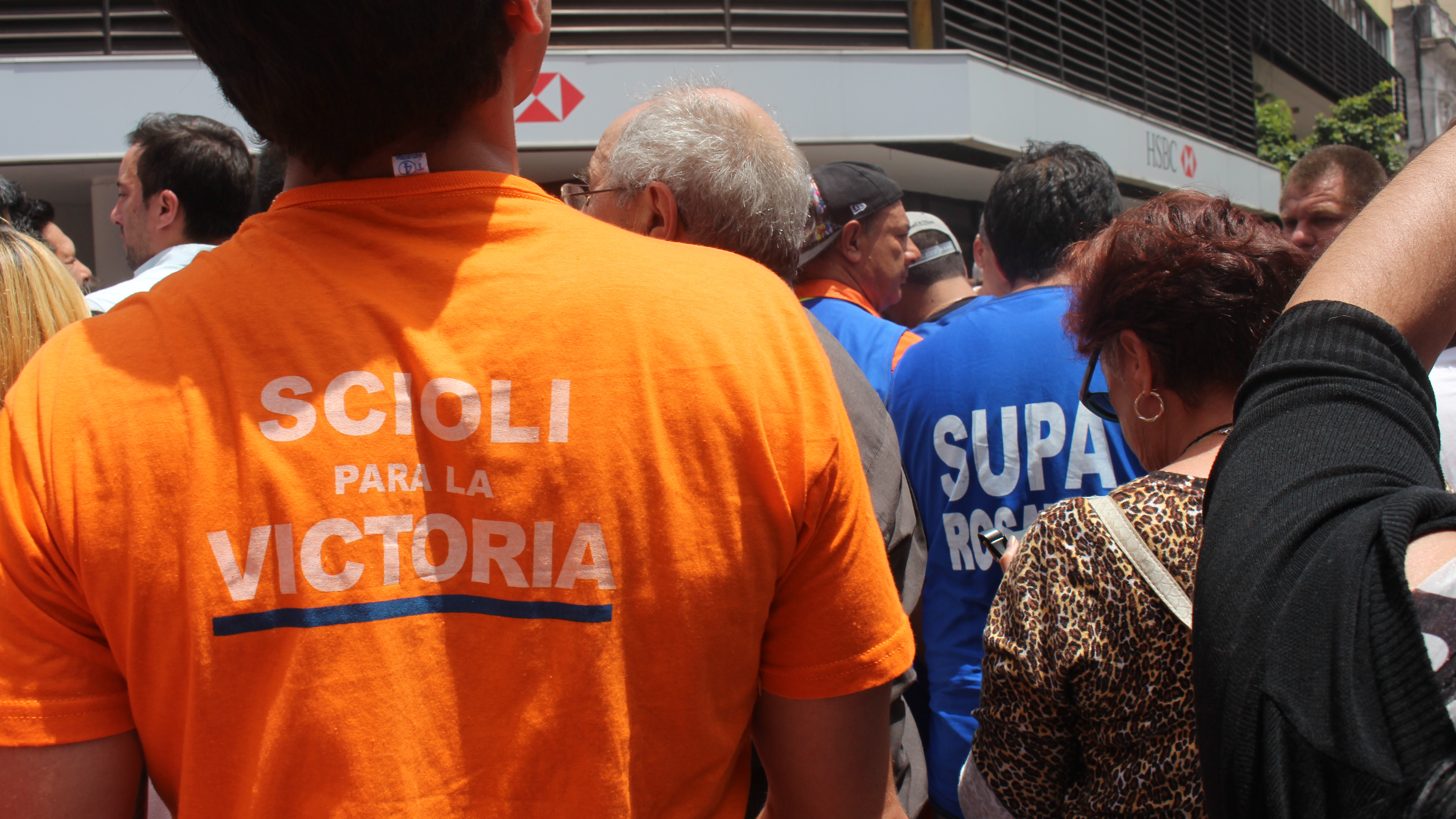 Campaña presidencial de repente en el centro rosarino, con candidato presente y todo. 