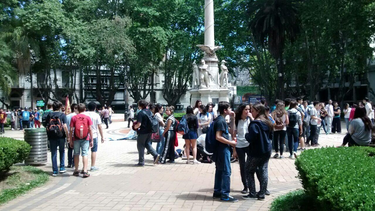 Los estudiantes de varias escuelas públicas se concentraron en plaza 25 de mayo para marchar.