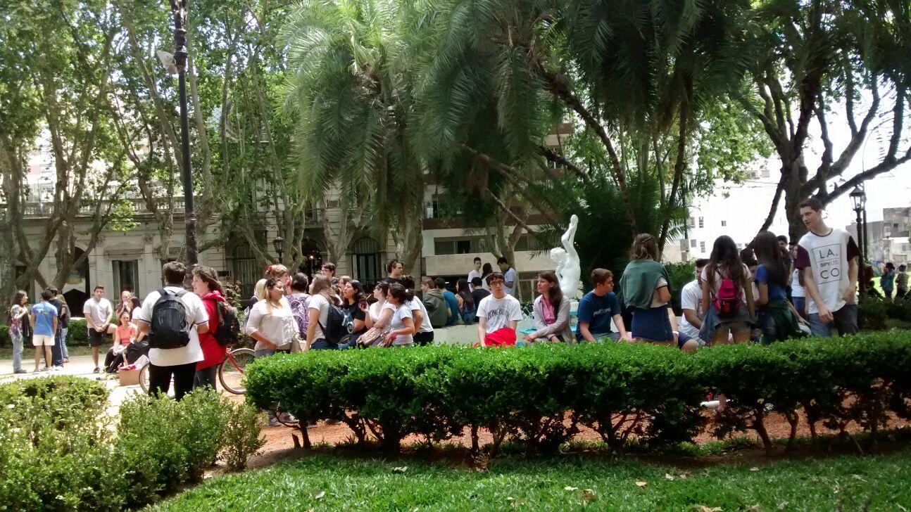 Los estudiantes de varias escuelas públicas se concentraron en plaza 25 de mayo para marchar.