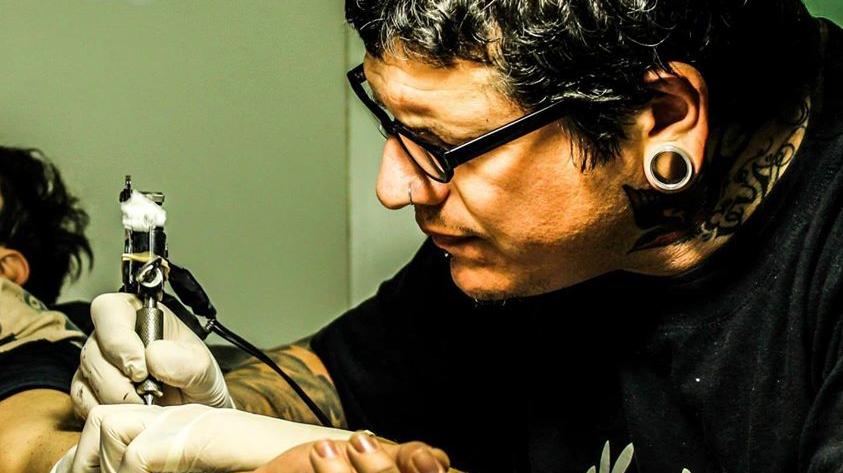 El tatuador firmatense que interviene a mujeres que sufrieron cáncer de mama