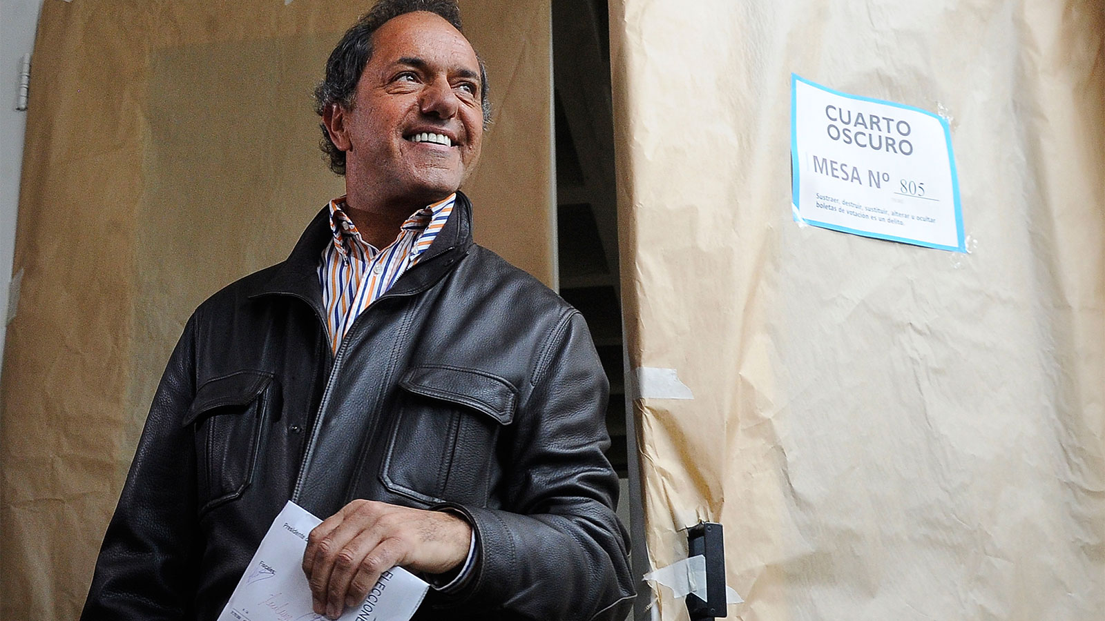 Daniel Scioli emitió su voto en Villa La Ñata. (Foto: Télam)