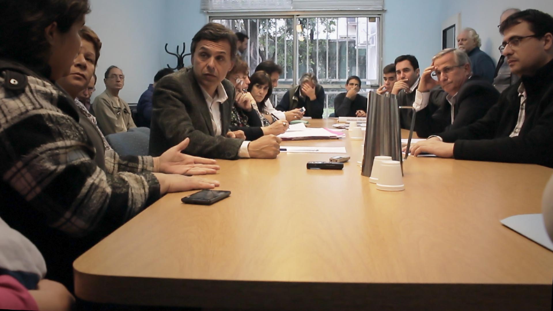 Cada lunes: ediles rodeados de vecinos preocupados por la violencia callejera.