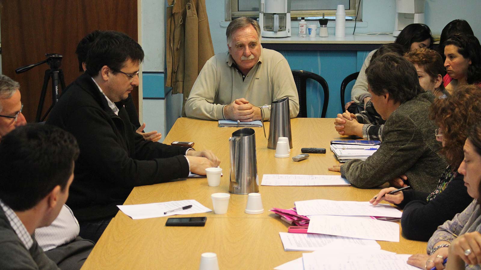 Cada lunes: ediles rodeados de vecinos preocupados por la violencia callejera. 
