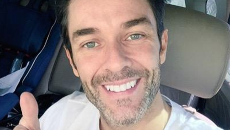 El actor sonríe cuando va al trabajo. ¿Volvió la felicidad?