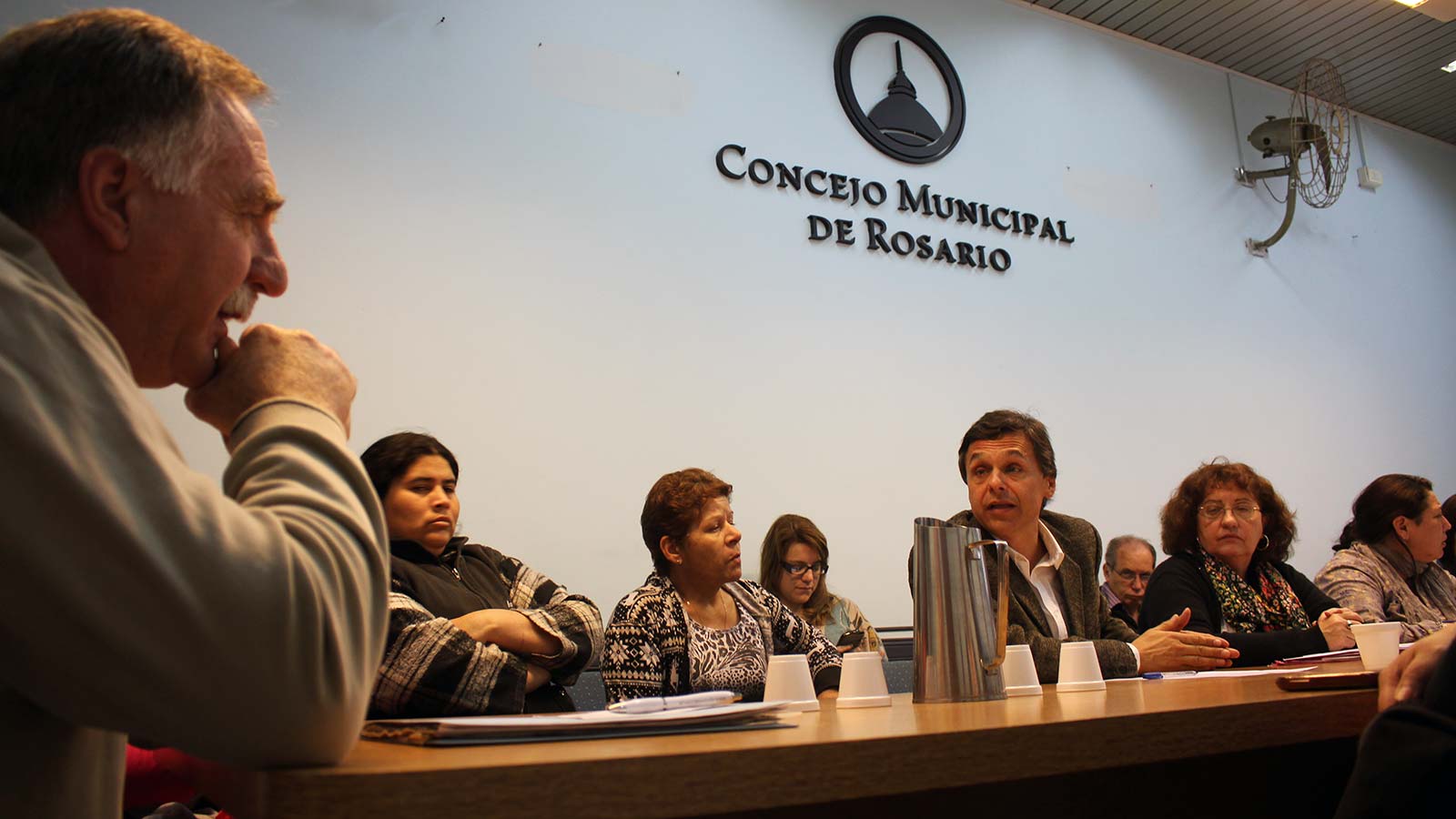 Cada lunes: ediles rodeados de vecinos preocupados por la violencia callejera. 