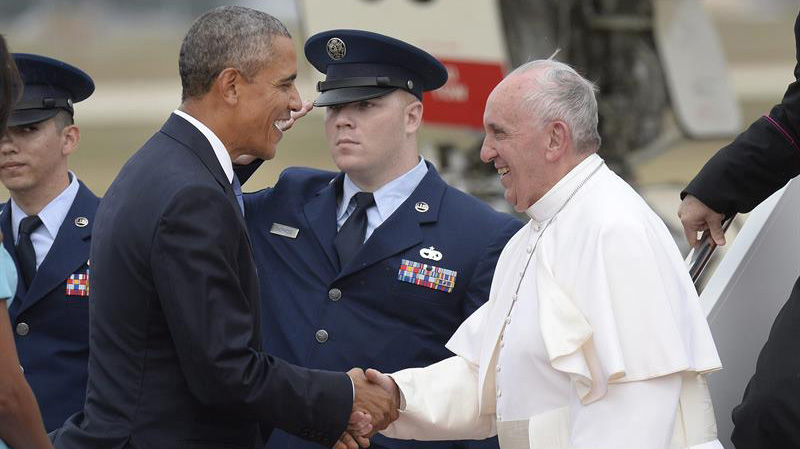 Obama y otras autoridades recibieron a Francisco en el aeropuerto.