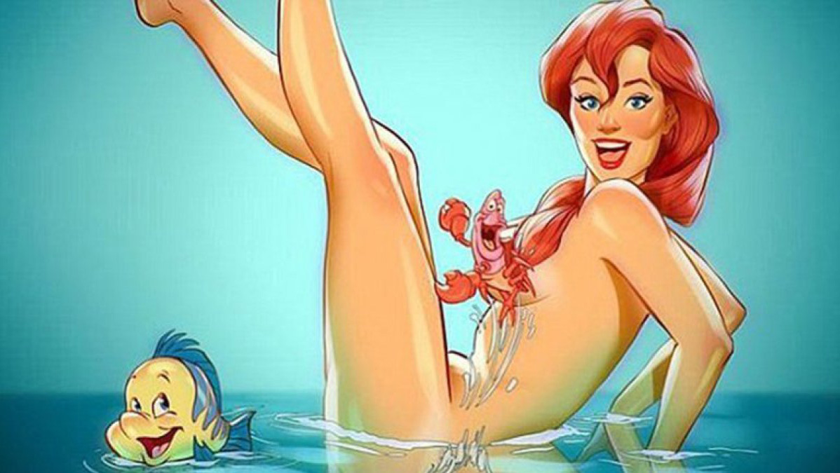 Ariel se divierte en el agua con su amigo el cangrejo.