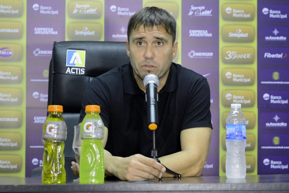 El Chacho Coudet confirmó el equipo en conferencia de prensa.