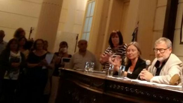 El decano Ricardo Nidd y la vicedecana Alejadra Chervo en el auditorio de Medicina