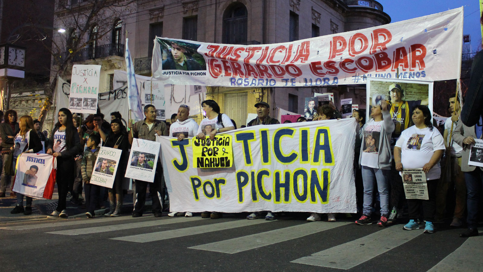 Cientos de manifestantes pidieron justicia por Escobar.