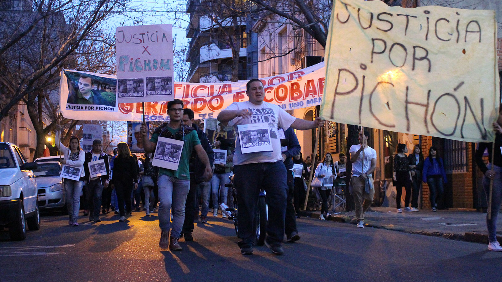 Cientos de manifestantes pidieron justicia por Escobar.