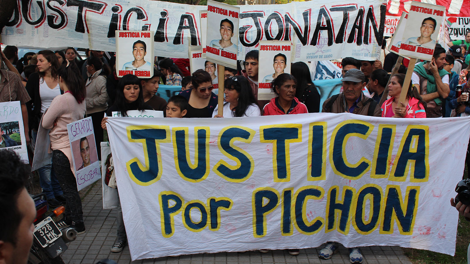 Cientos de manifestantes pidieron justicia por Escobar.