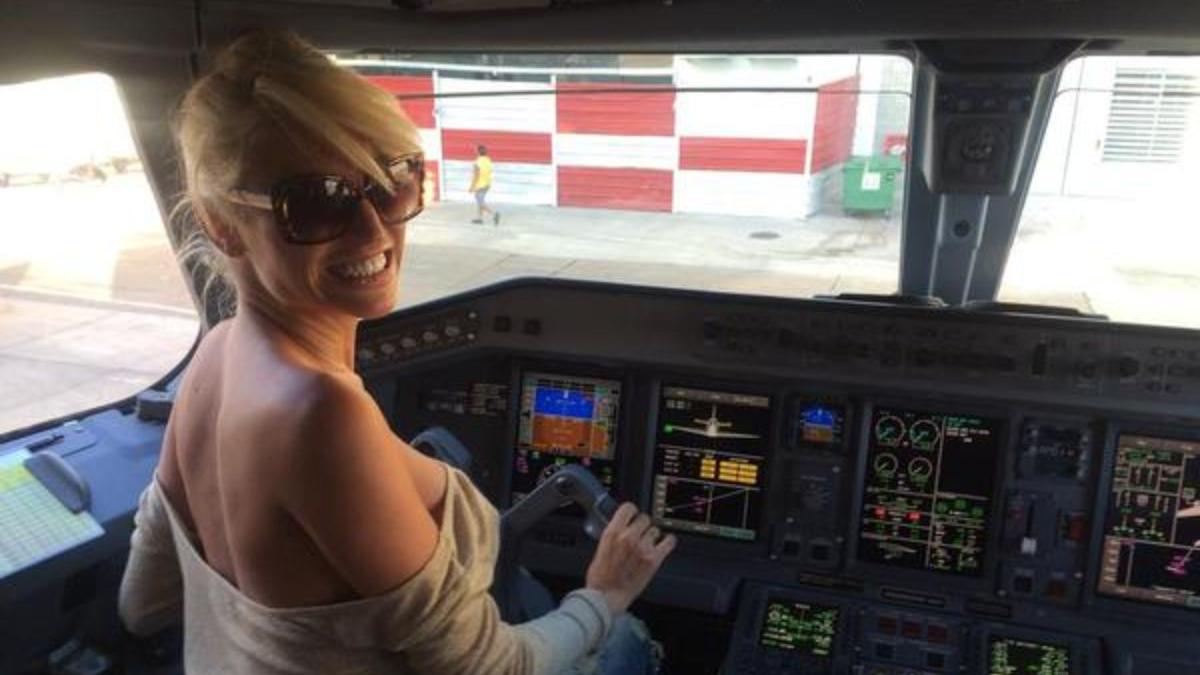 La griega viajó antes en la cabina de un avión, dijo su novio rosarino.