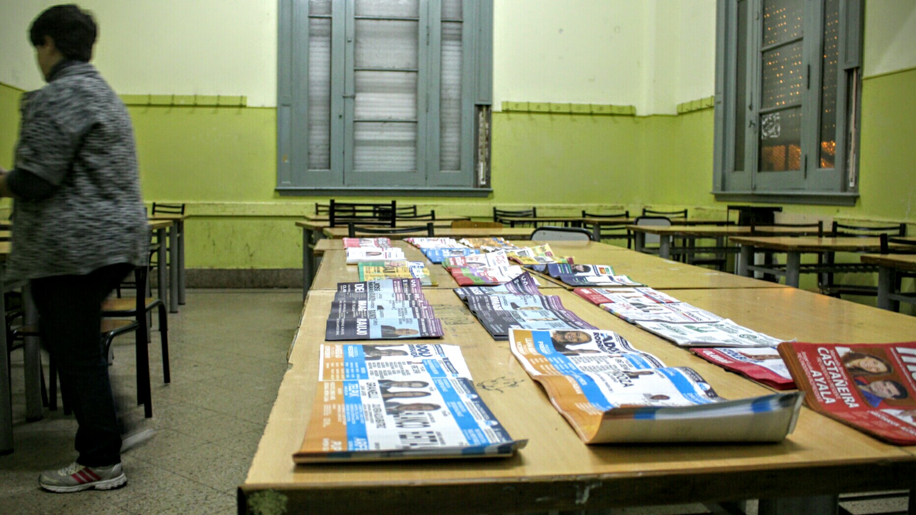 Largas mesas sostienen las boletas con los candidatos.