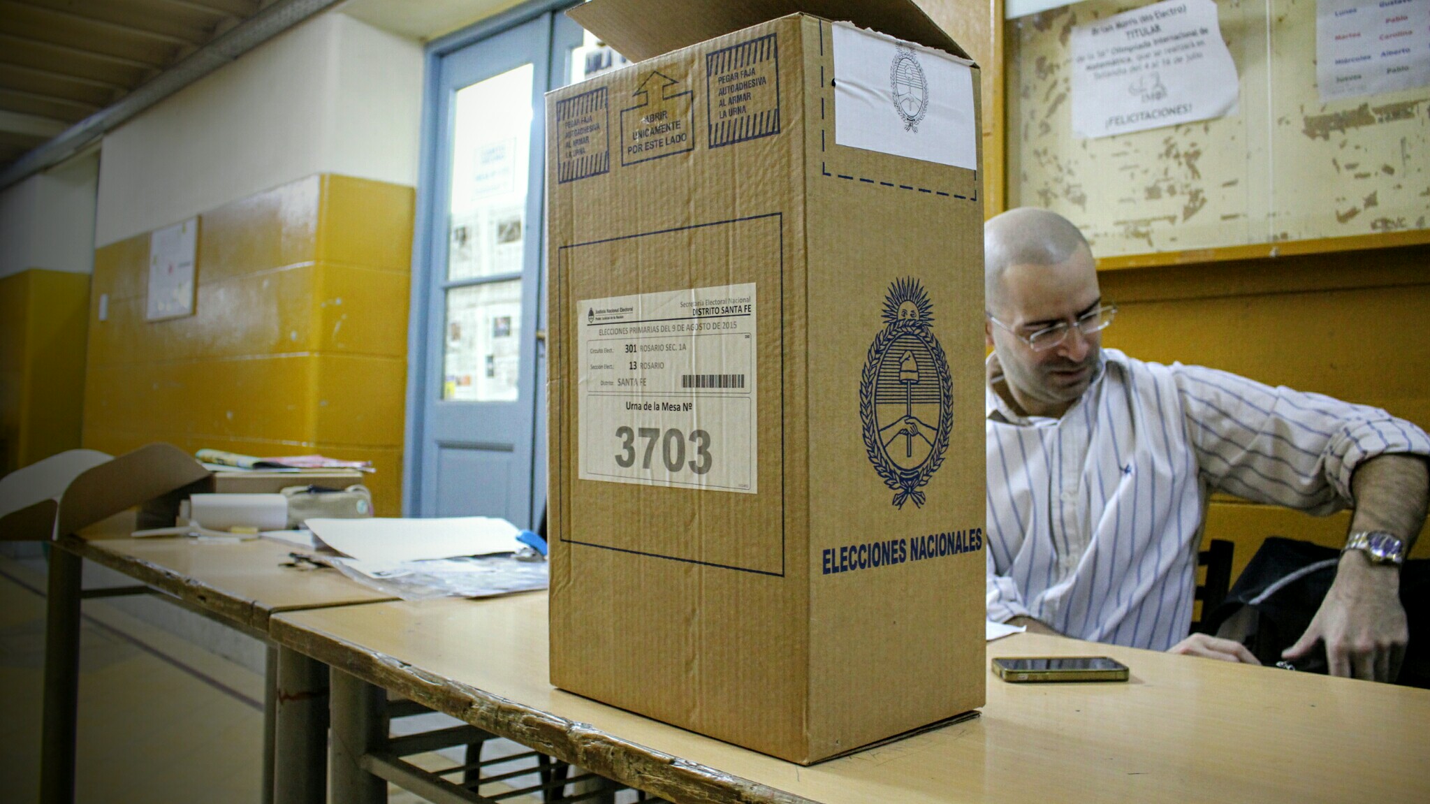 Los preparativos de las mesas en el Politécnico