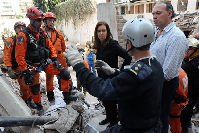 La presidenta, entre los escombros, el día después de la tragedia.