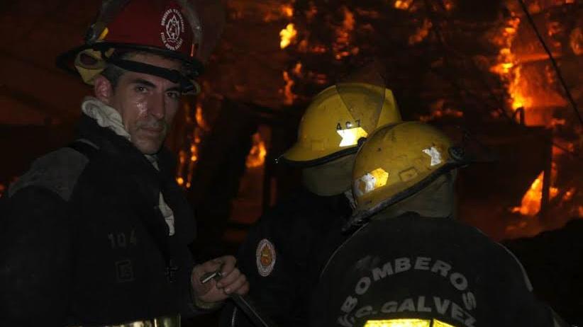 Una ventana, una mujer y un héroe vestido de bombero 