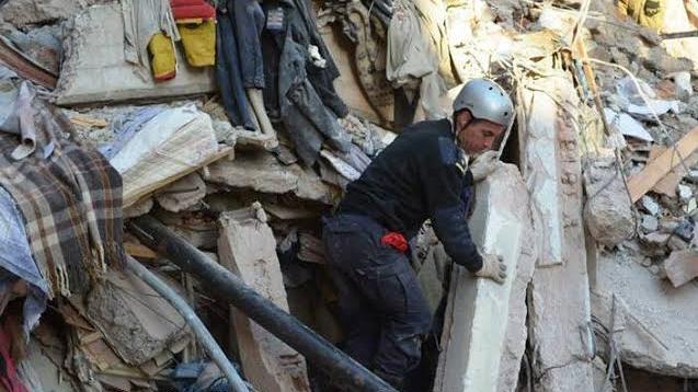 Una ventana, una mujer y un héroe vestido de bombero 
