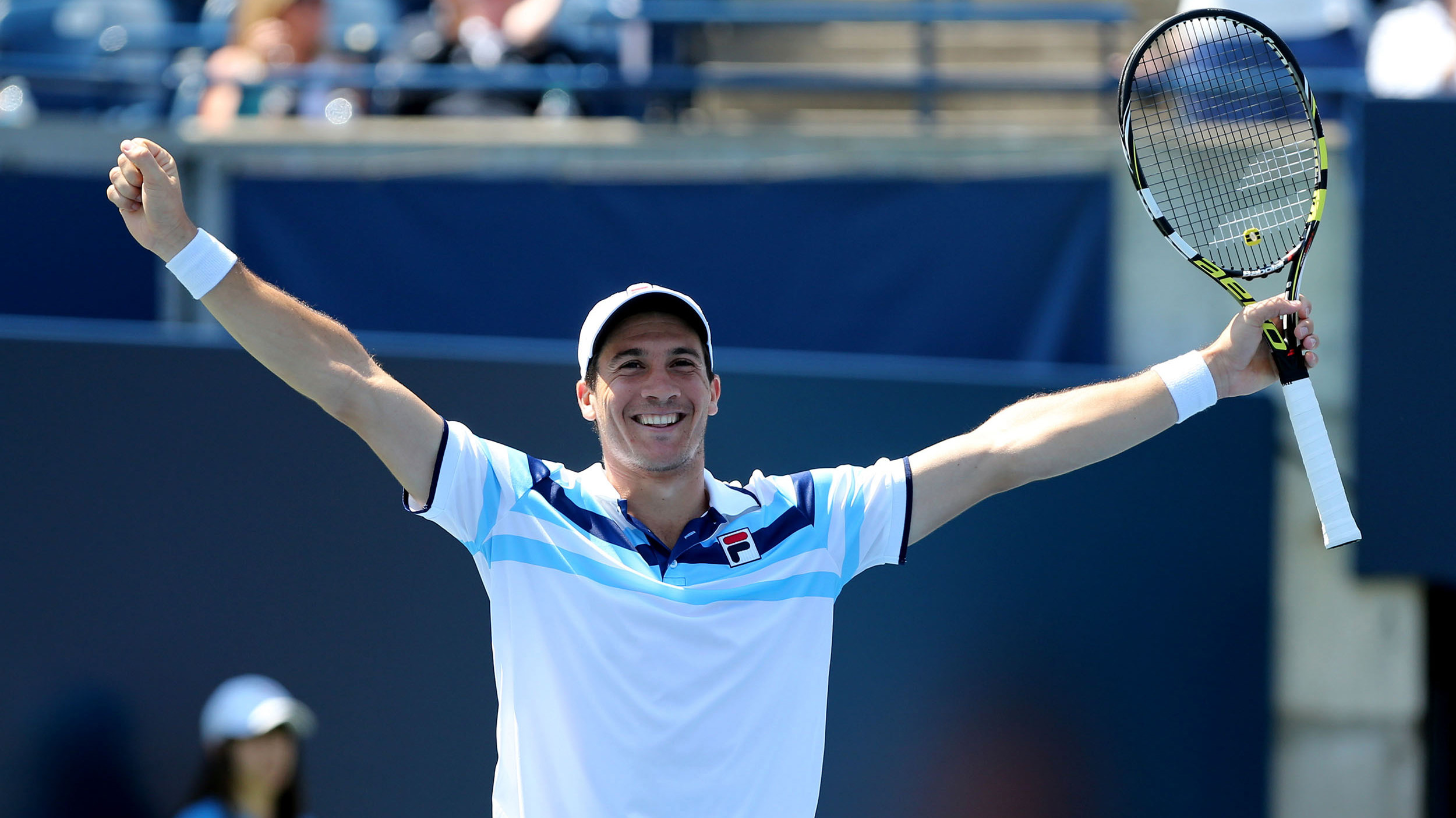 Bagnis festeja su primera medalla de oro en Toronto.