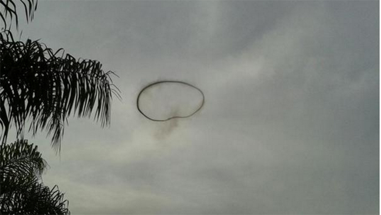 Un aro aparentemente de humo negro apareció en el cielo de Tigre.