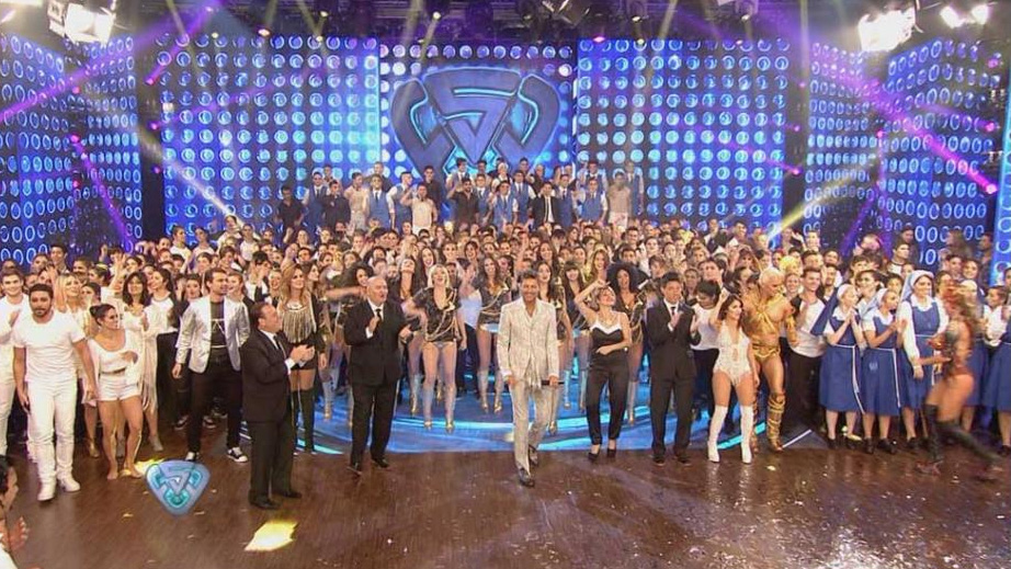Más de 800 artistas acompañaron a Tinelli en la apertura de Showmatch.