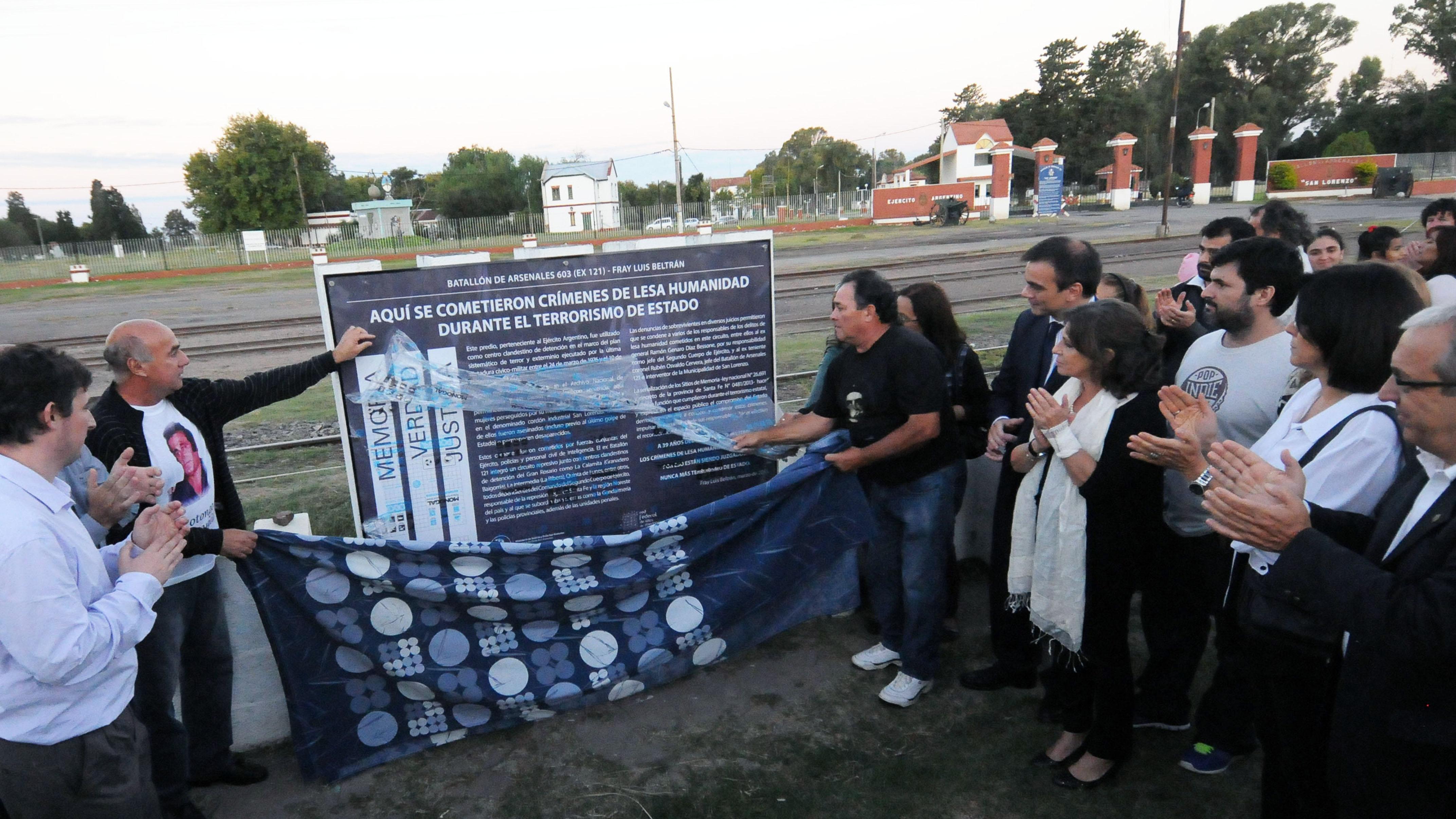 Descubren placa en el ex centro de detención (Télam)