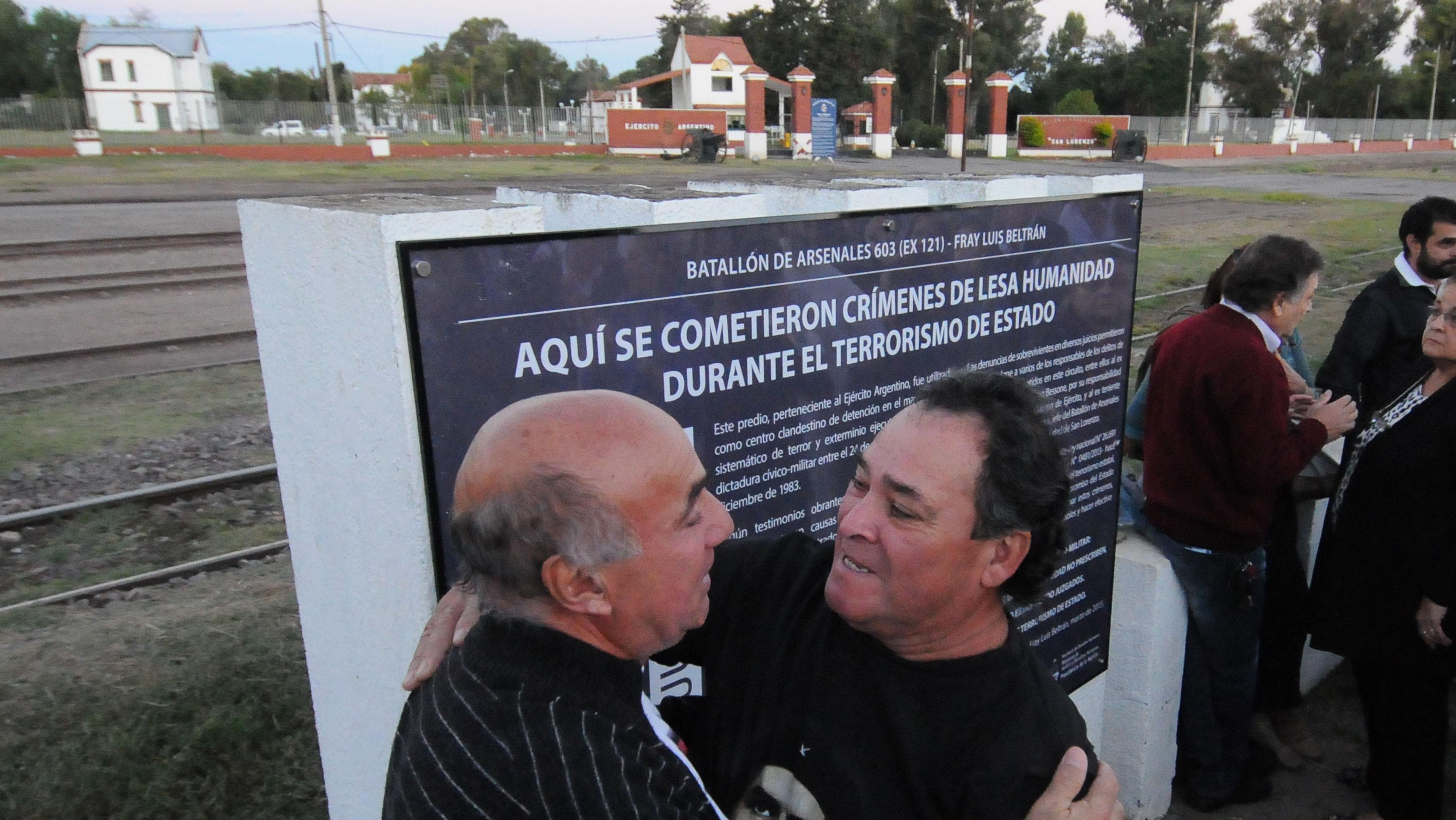 Descubren placa en el ex centro de detención (Télam)