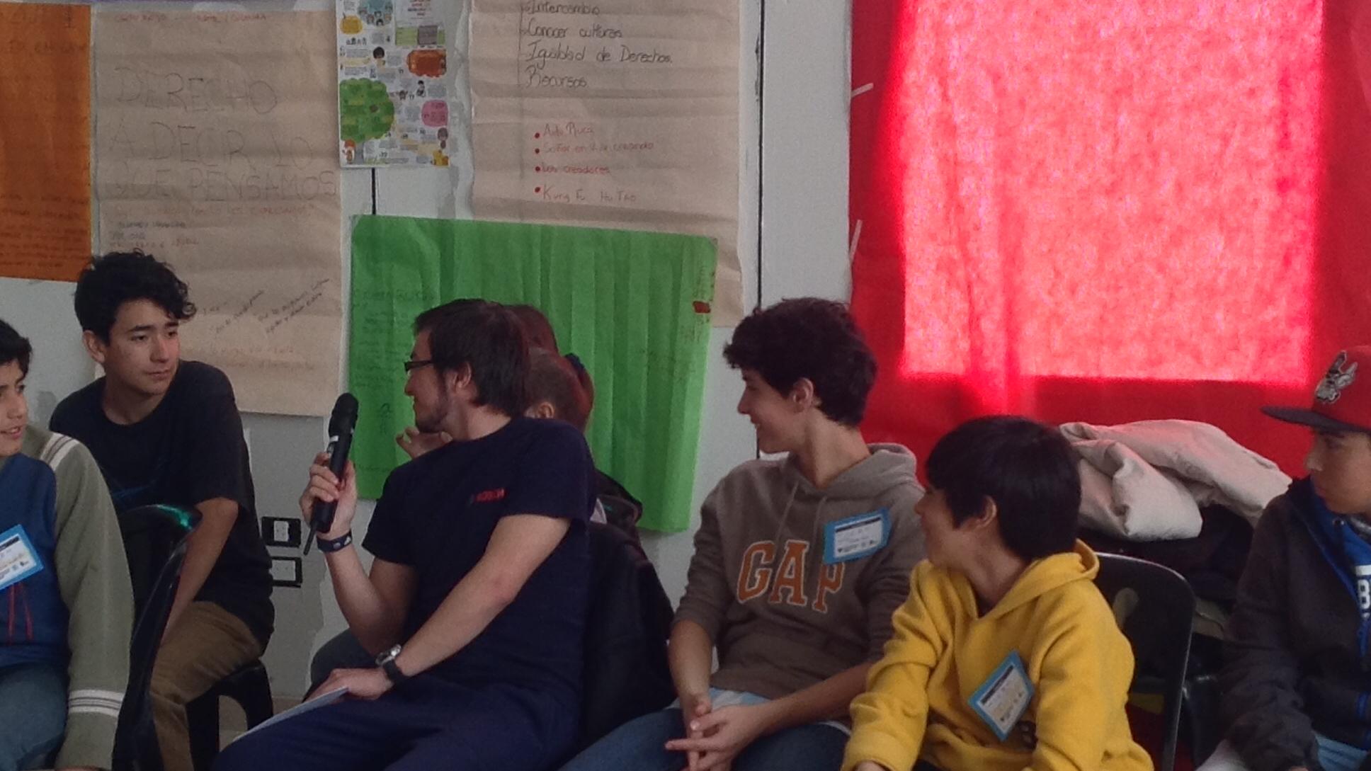 Adolescentes en un taller de comunicación
