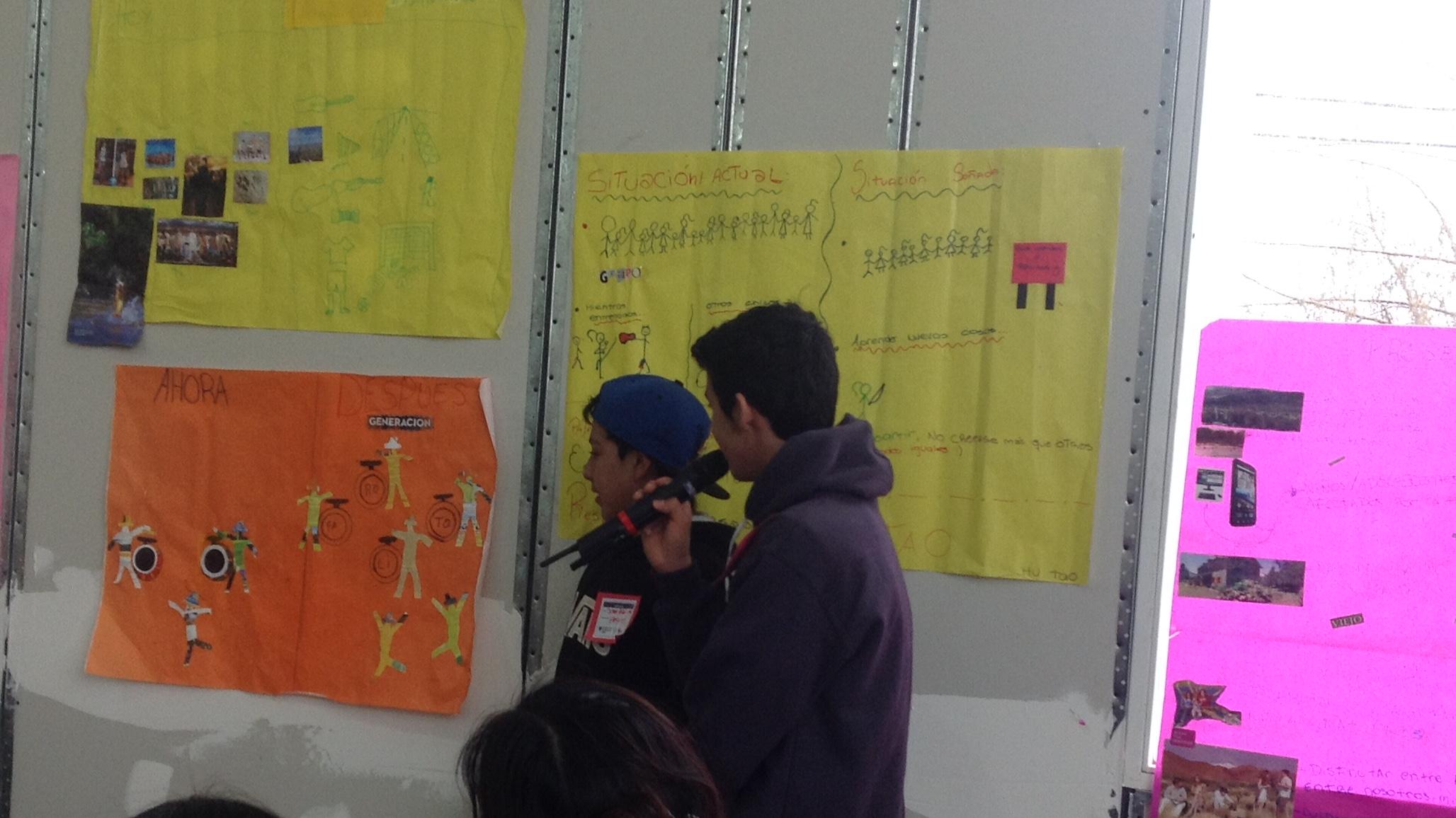 Adolescentes en un taller de comunicación