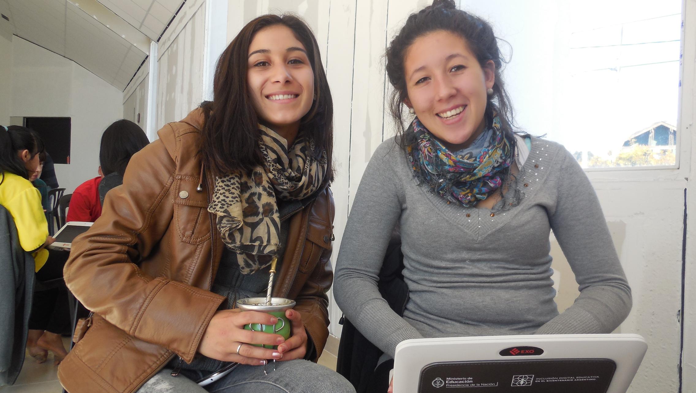 Adolescentes en un taller de conectividad