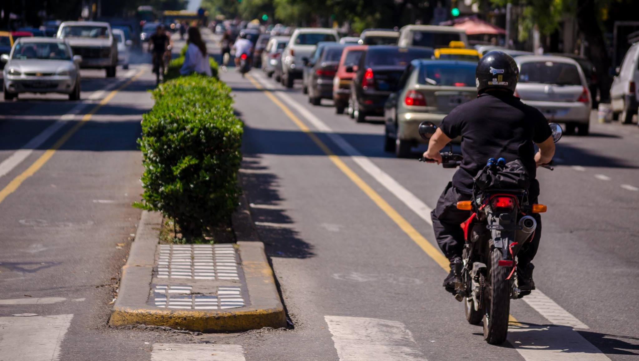 Un policía sobre su moto sin patente, paseaba este lunes por la bicisenda
