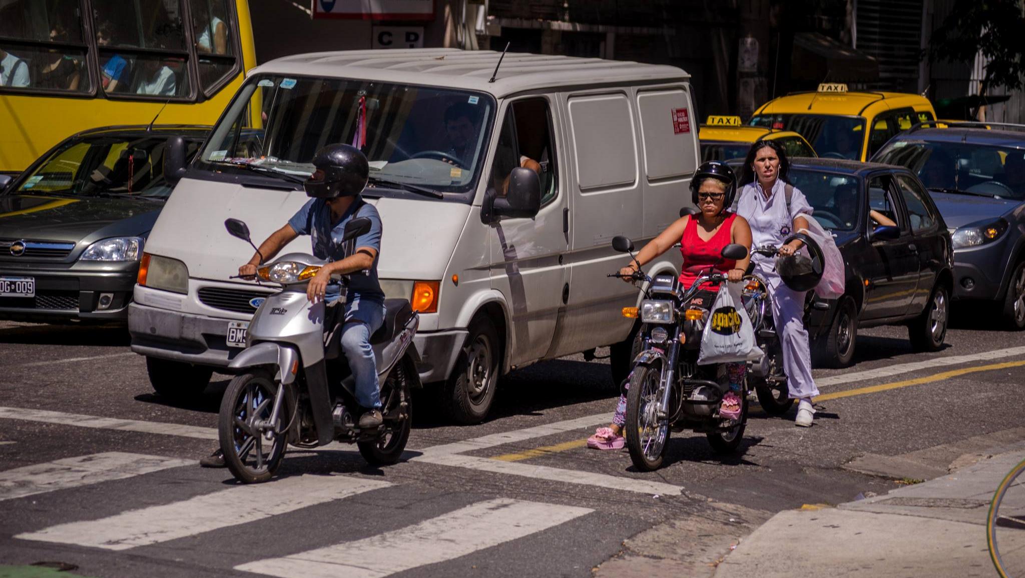 Ciclistas furiosos contra las motos invasoras