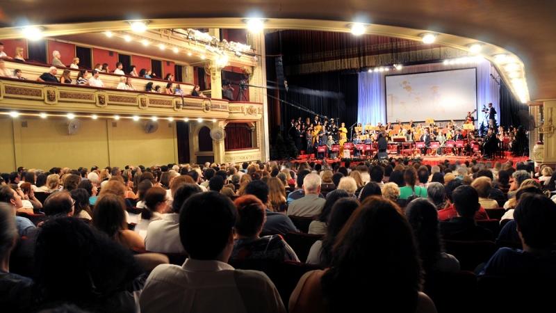 Rosario comienza a cantarle a la Navidad