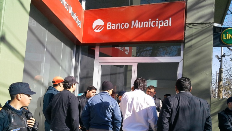 La sucursal Fisherton del Banco Municipal de Rosario tras el robo sufrido esta mañana.