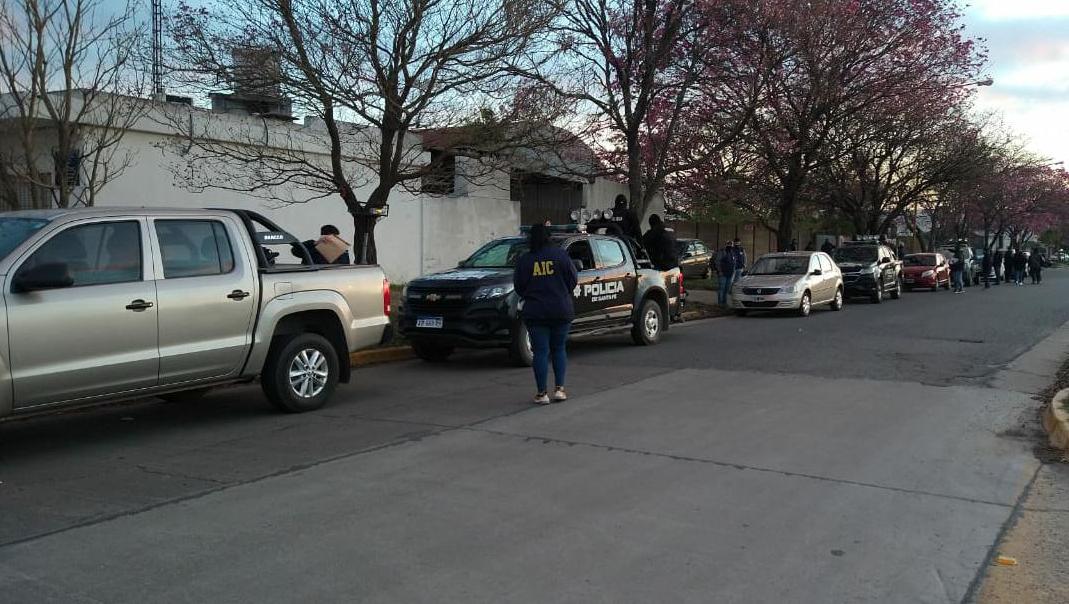 Dos mujeres fueron aprehendidas y tres varones detenidos.