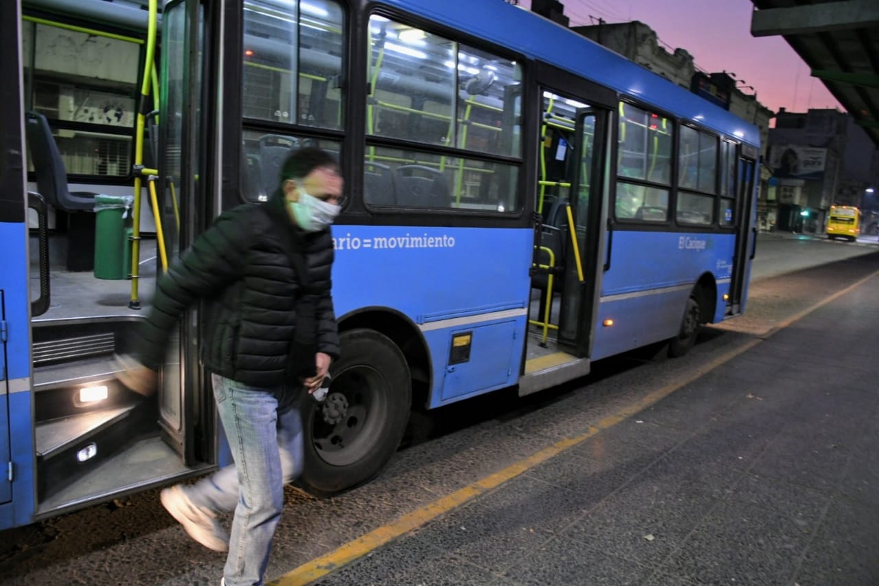 Los rosarinos se bajaron del bondi y comenzaron a caminar por la pandemia