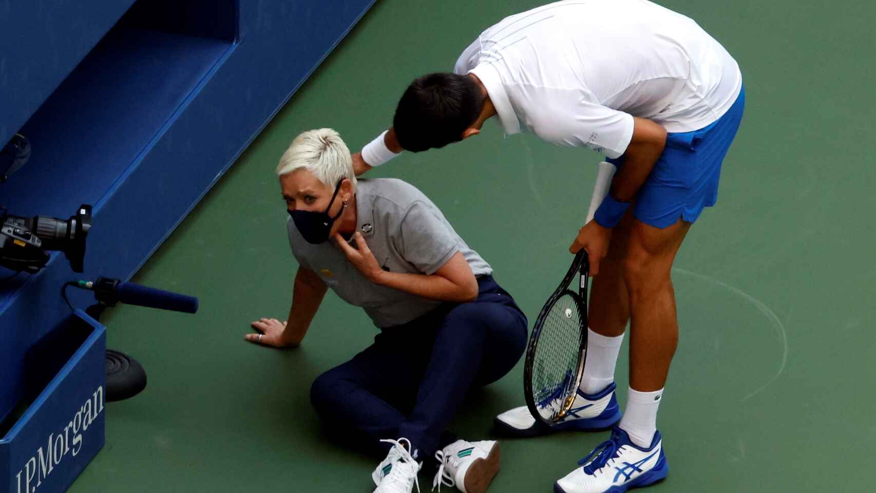 Djokovic fue descalificado del US Open por un pelotazo a una jueza de línea