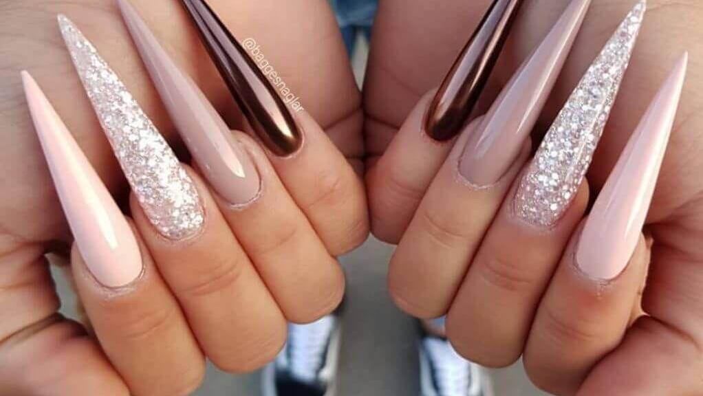 Rosalía muestra cómo se las arregla con sus uñas XL