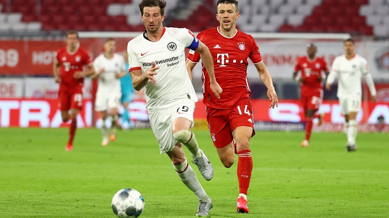 David Abraham en carrera, detrás lo persigue el croata Iván Perisic.