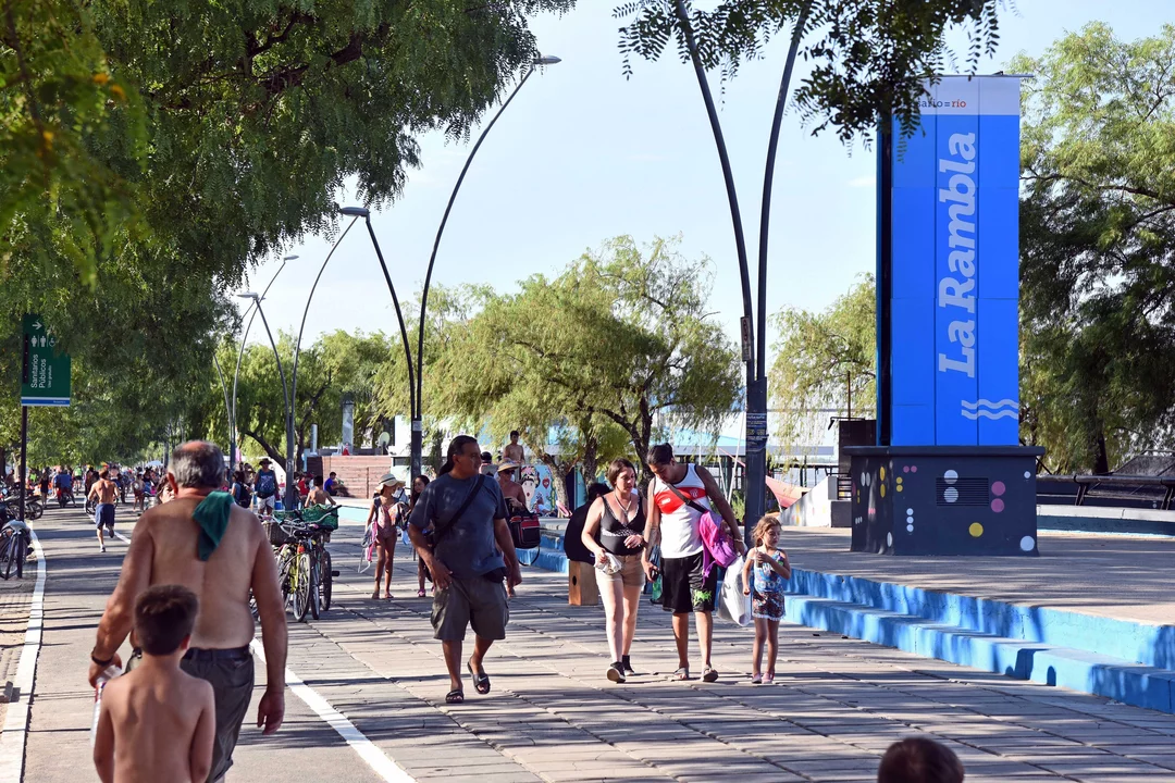 Calorcito en la ciudad: la difícil tarea de evitar aglomeraciones en la Rambla