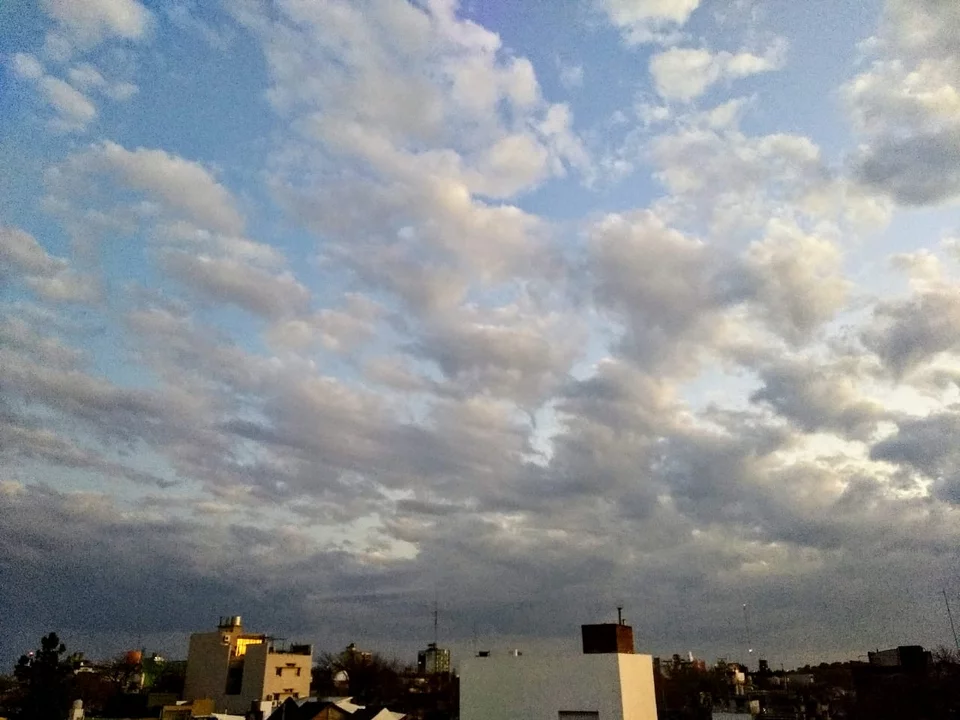 Las nubes copan el cielo en un sábado templado