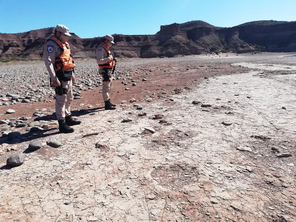 Prefectura encuentra huellas de un dinosaurio bípedo en la Patagonia